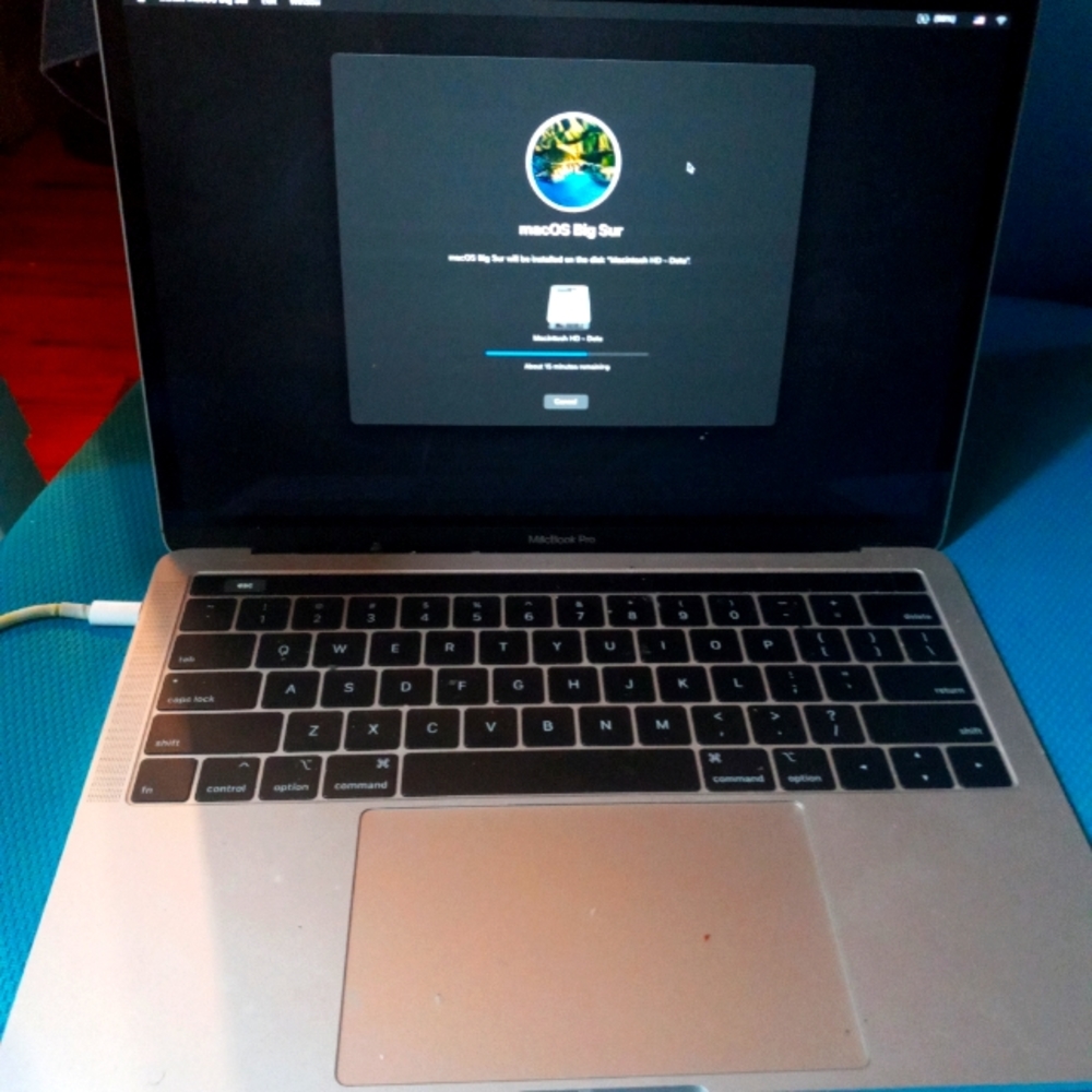 MacBook Pro (13-inch, 2019, Two Thunderbolt 3 ports)